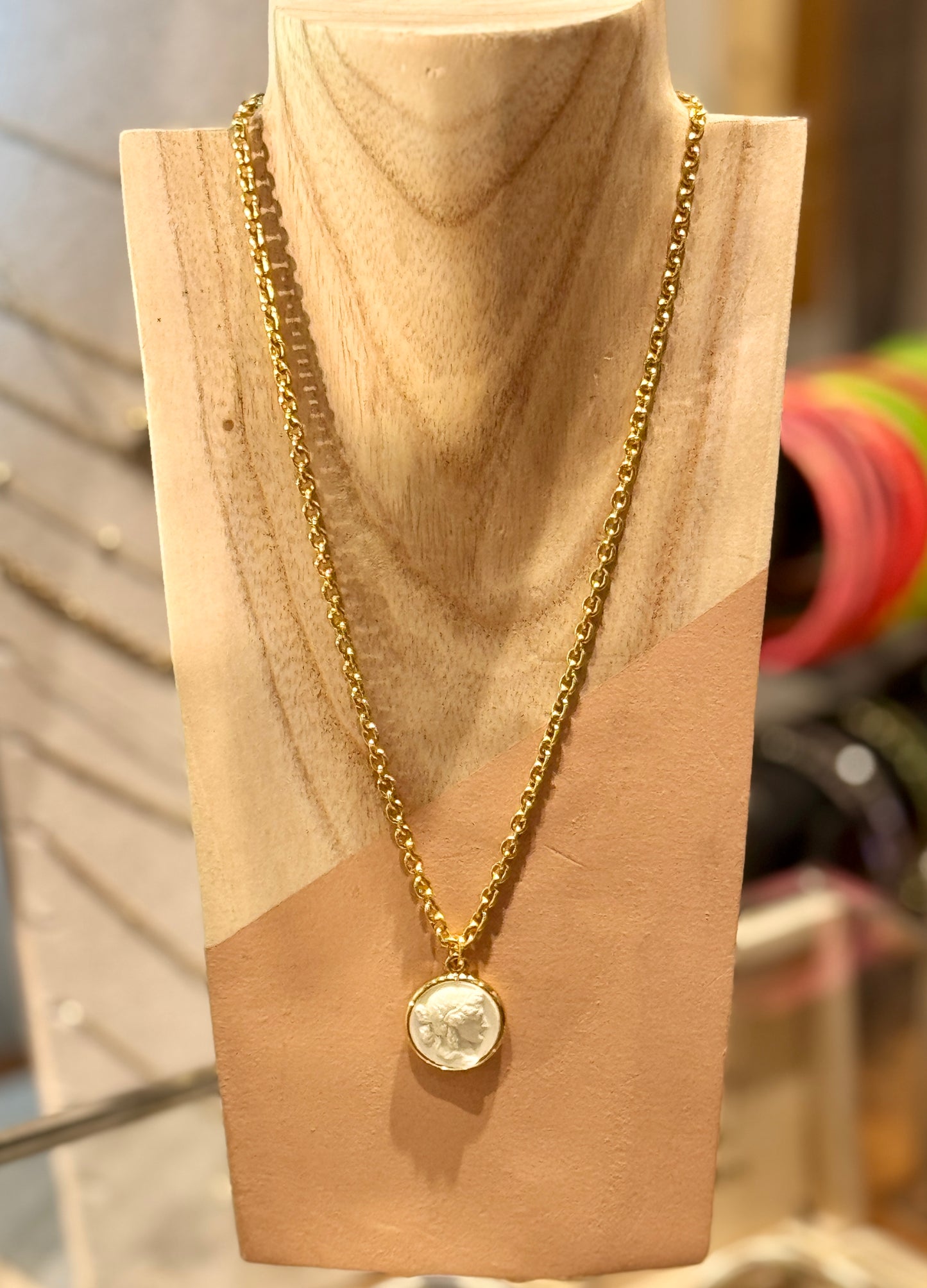 Collier Medaille beige