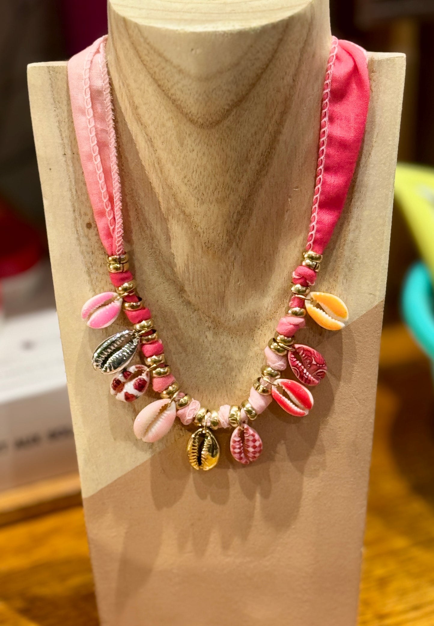 Collier Shell ruban rose