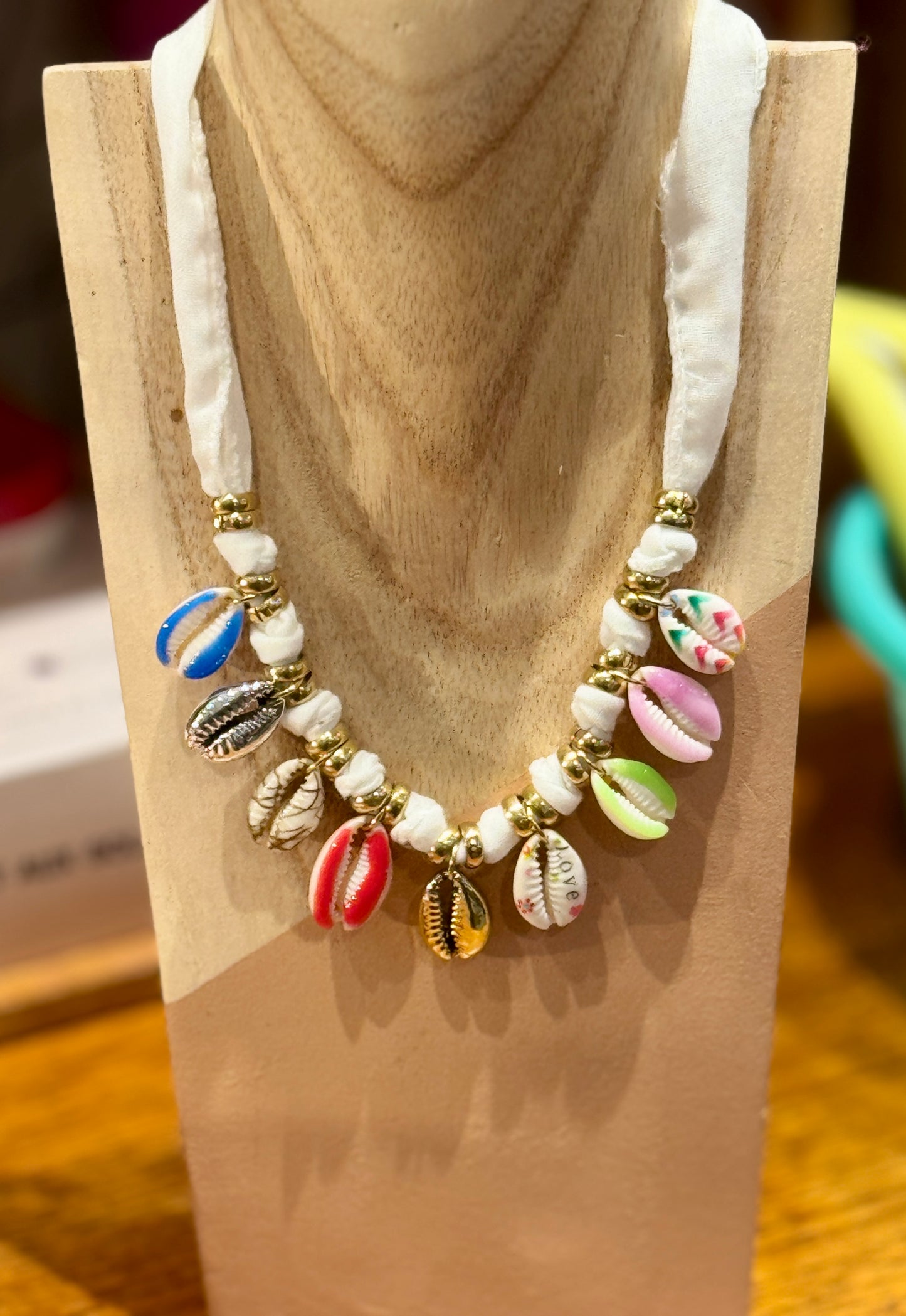Collier Shell ruban blanc