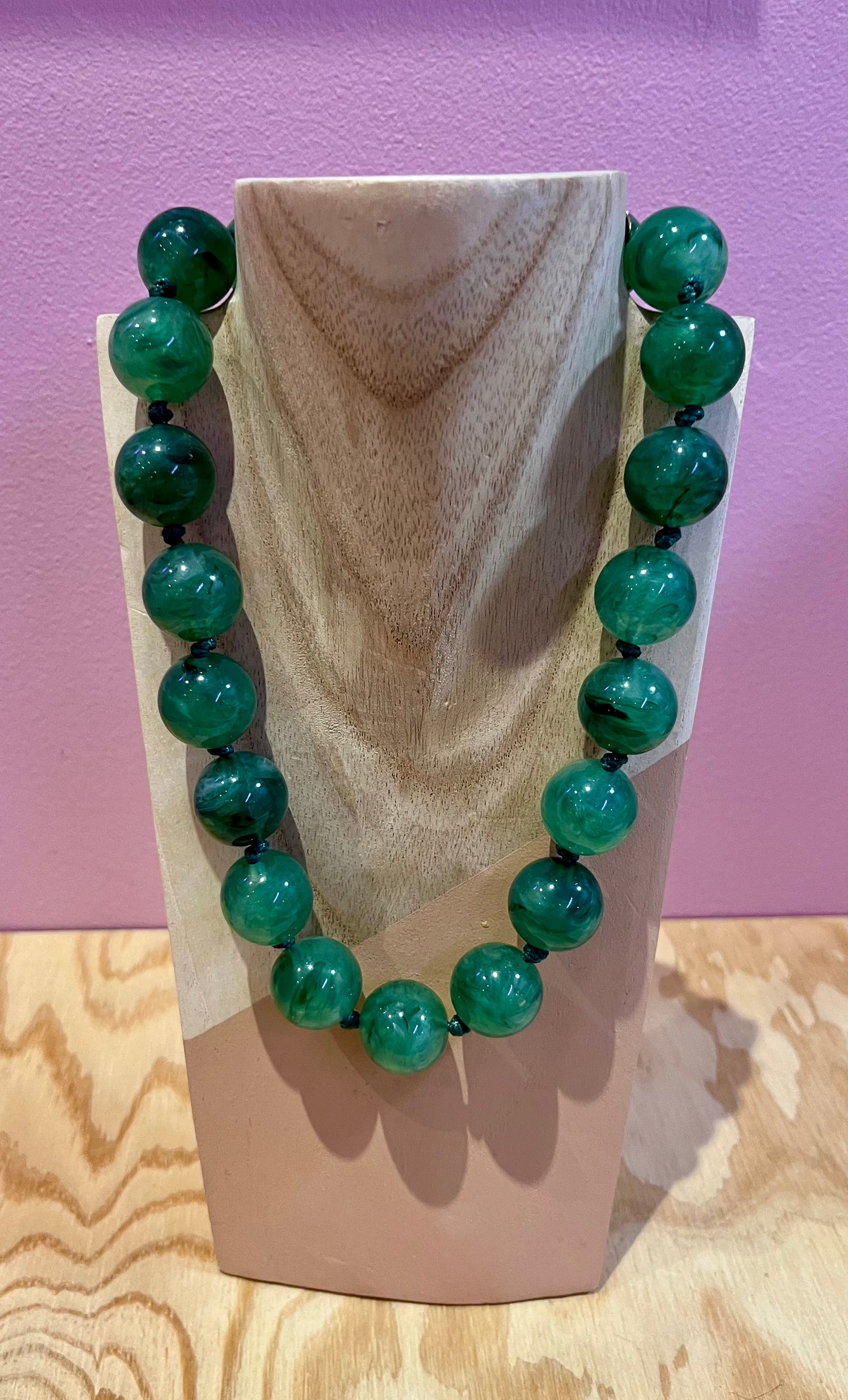 Collier Jet 27