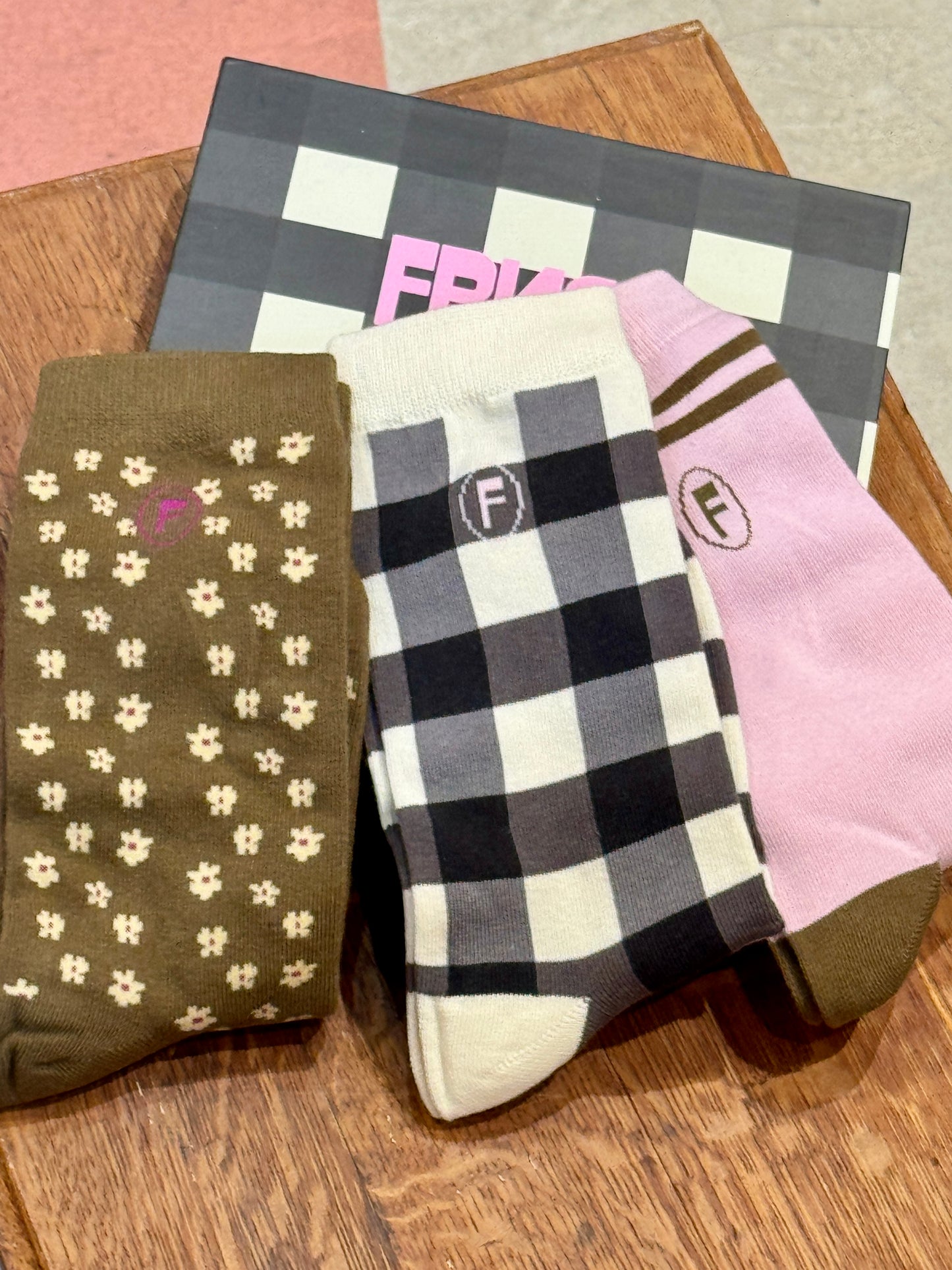 Boite grise de 3 chaussettes Fun
