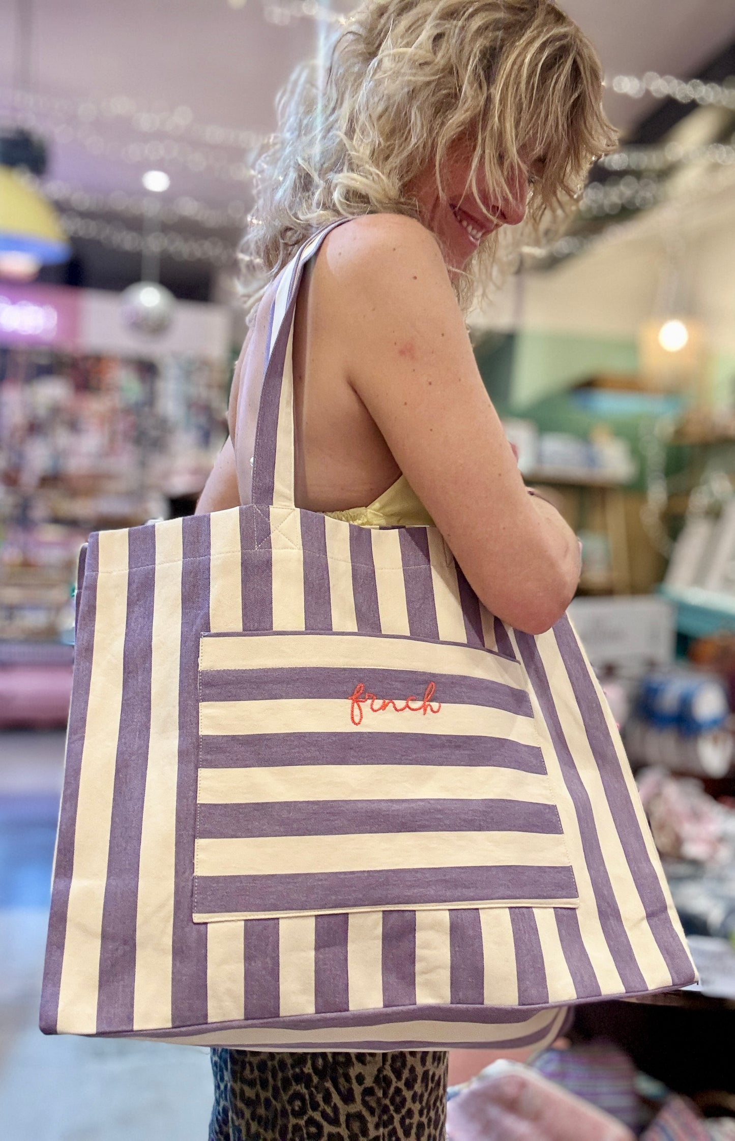 Maxi Cabas rayé et sa pochette