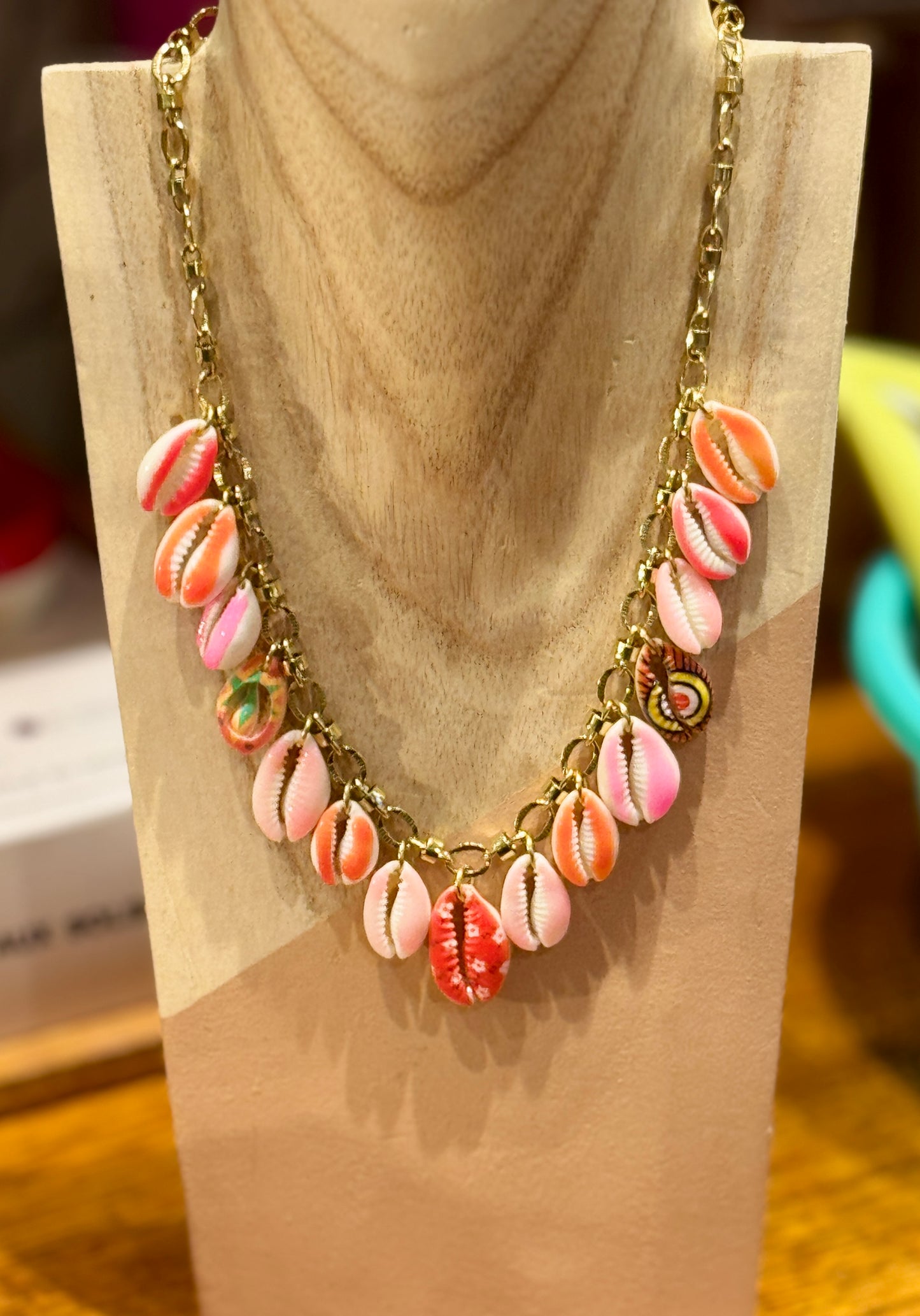 Collier Shell chaine rose et rouge