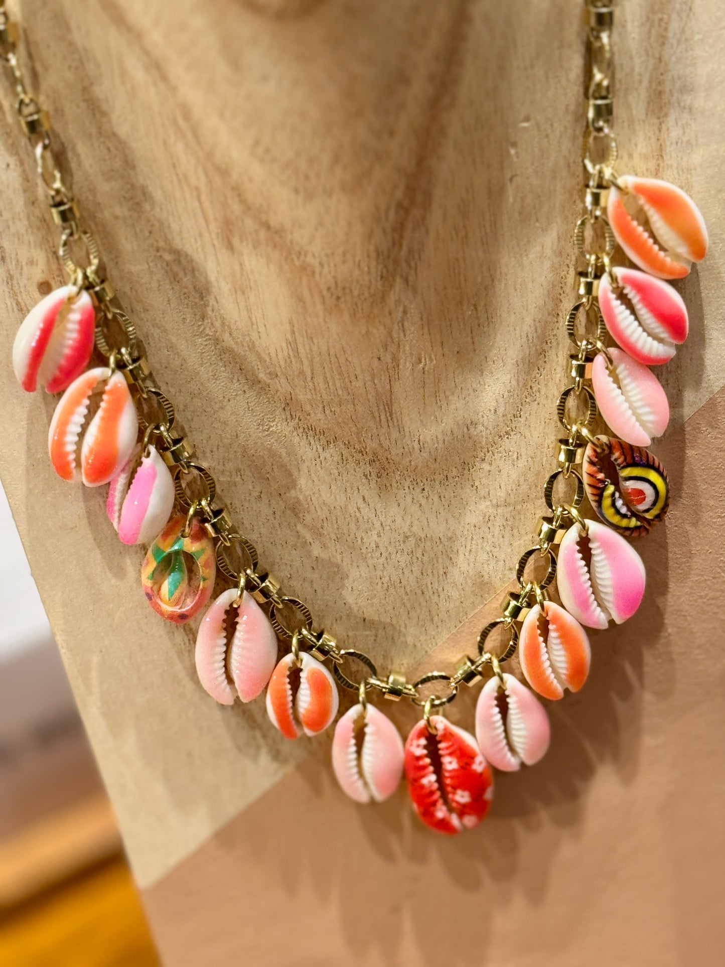 Collier Shell chaine rose et rouge