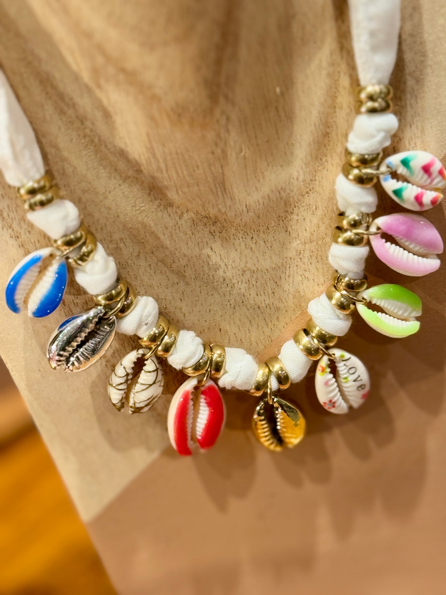 Collier Shell ruban blanc
